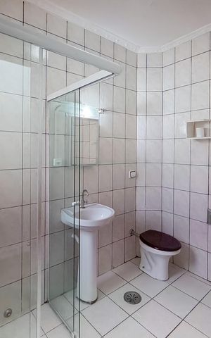 Casa à venda com 240m², 4 quartos e 2 vagas Casa à venda com 240m², 4 quartos e 2 vagasBanheiro