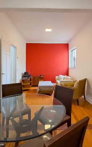 Casa à venda com 240m², 4 quartos e 2 vagas Casa à venda com 240m², 4 quartos e 2 vagasSala