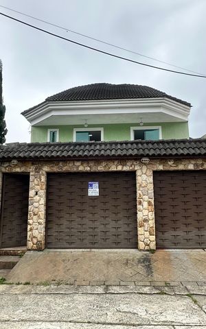 Casa de condomínio à venda com 450m², 4 quartos e 2 vagas Casa de condomínio à venda com 450m², 4 quartos e 2 vagasPlaquinha