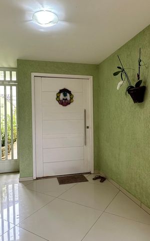 Casa de condomínio à venda com 450m², 4 quartos e 2 vagas Casa de condomínio à venda com 450m², 4 quartos e 2 vagasVaranda