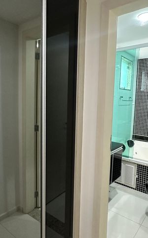 Casa de condomínio à venda com 450m², 4 quartos e 2 vagas Casa de condomínio à venda com 450m², 4 quartos e 2 vagasCloset