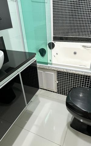 Casa de condomínio à venda com 450m², 4 quartos e 2 vagas Casa de condomínio à venda com 450m², 4 quartos e 2 vagasBanheiro quarto 1