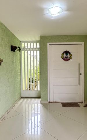 Casa de condomínio à venda com 450m², 4 quartos e 2 vagas Casa de condomínio à venda com 450m², 4 quartos e 2 vagasVaranda
