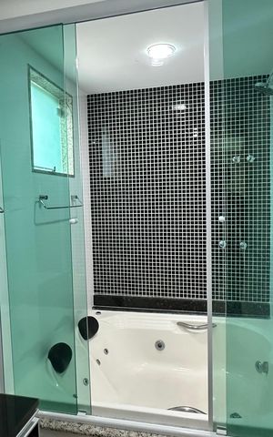 Casa de condomínio à venda com 450m², 4 quartos e 2 vagas Casa de condomínio à venda com 450m², 4 quartos e 2 vagasBanheiro quarto 1