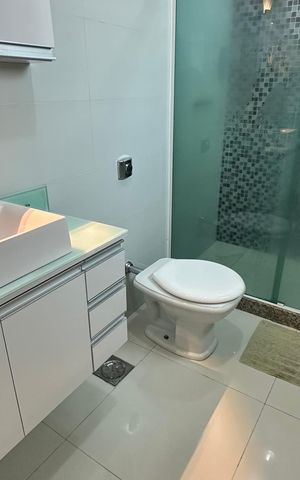 Casa de condomínio à venda com 450m², 4 quartos e 2 vagas Casa de condomínio à venda com 450m², 4 quartos e 2 vagasBanheiro quarto 3