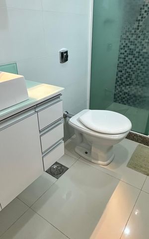 Casa de condomínio à venda com 450m², 4 quartos e 2 vagas Casa de condomínio à venda com 450m², 4 quartos e 2 vagasBanheiro quarto 3