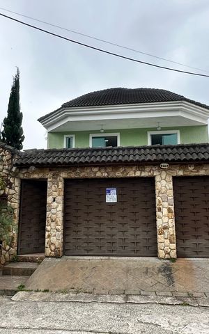 Casa de condomínio à venda com 450m², 4 quartos e 2 vagas Casa de condomínio à venda com 450m², 4 quartos e 2 vagasPlaquinha