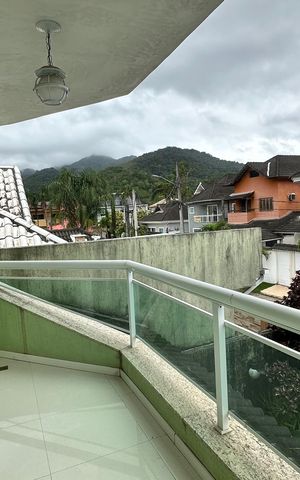 Casa de condomínio à venda com 450m², 4 quartos e 2 vagas Casa de condomínio à venda com 450m², 4 quartos e 2 vagasVaranda