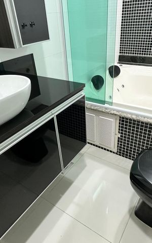 Casa de condomínio à venda com 450m², 4 quartos e 2 vagas Casa de condomínio à venda com 450m², 4 quartos e 2 vagasBanheiro quarto 1