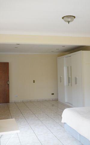 Casa à venda com 260m², 3 quartos e 4 vagasSuite