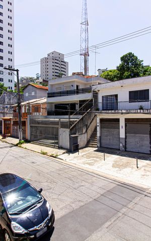 Casa à venda com 140m², 6 quartos e 2 vagas Casa à venda com 140m², 6 quartos e 2 vagasVista