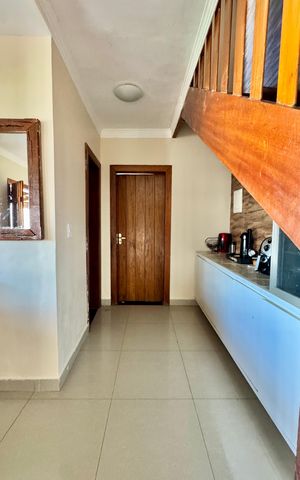 Casa de condomínio à venda com 260m², 4 quartos e 6 vagas Casa de condomínio à venda com 260m², 4 quartos e 6 vagasSala