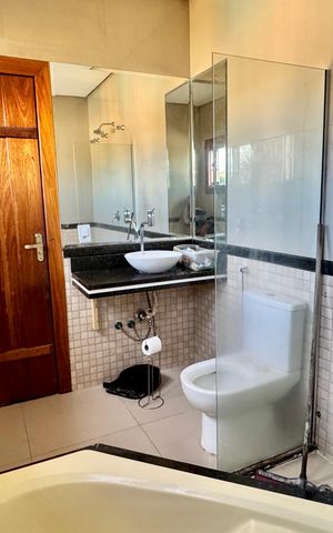 Casa de condomínio à venda com 260m², 4 quartos e 6 vagas Casa de condomínio à venda com 260m², 4 quartos e 6 vagasBanheiro Suíte