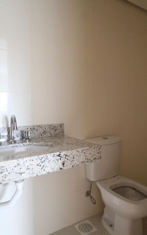 Apartamento à venda com 64m², 2 quartos e 2 vagasBanheiro da Suíte 1