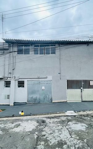 Casa à venda com 220m², 7 quartos e 2 vagas Casa à venda com 220m², 7 quartos e 2 vagasFachada lateral do imóvel