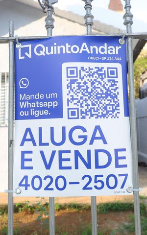 Casa à venda com 78m², 3 quartos e 3 vagasPlaca instalada na grade da fachada do imóvel - Código da placa: COXT-135