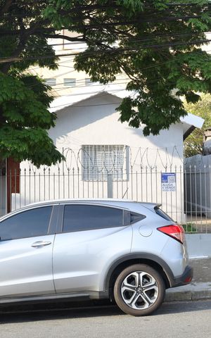 Casa à venda com 78m², 3 quartos e 3 vagasFachada do imóvel - Placa instalada na grade da fachada do imóvel - Código da placa: COXT-135