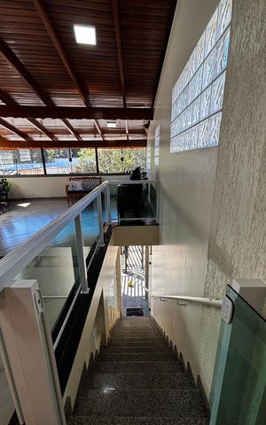 Casa à venda com 278m², 5 quartos e 3 vagas Casa à venda com 278m², 5 quartos e 3 vagasEscada