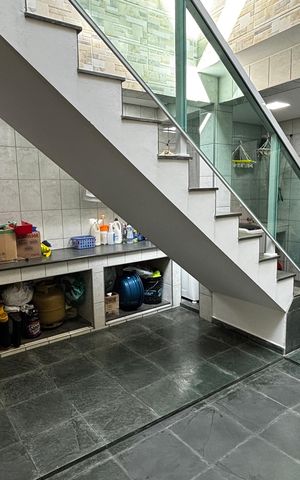 Casa à venda com 278m², 5 quartos e 3 vagas Casa à venda com 278m², 5 quartos e 3 vagasÁrea de Serviço
