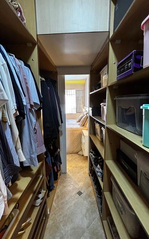 Casa à venda com 278m², 5 quartos e 3 vagas Casa à venda com 278m², 5 quartos e 3 vagasCloset da Suíte