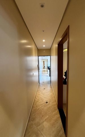 Casa à venda com 278m², 5 quartos e 3 vagas Casa à venda com 278m², 5 quartos e 3 vagasCorredor