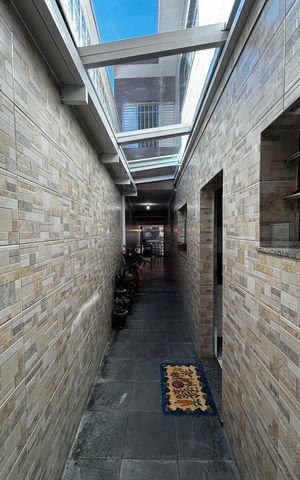 Casa à venda com 278m², 5 quartos e 3 vagas Casa à venda com 278m², 5 quartos e 3 vagasCorredor