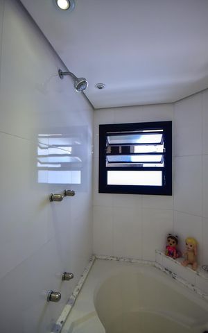 Apartamento para alugar com 228m², 3 quartos e 4 vagasChuveiro. 1 do banheiro da Suíte 3