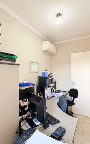 Casa à venda com 200m², 3 quartos e 2 vagasEscritório