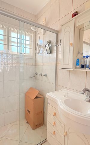 Casa à venda com 200m², 3 quartos e 2 vagasBanheiro da Suíte