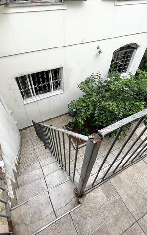 Casa à venda com 225m², 3 quartos e 4 vagas Casa à venda com 225m², 3 quartos e 4 vagasEscada