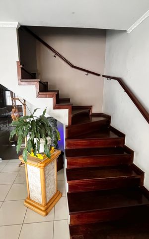 Casa à venda com 225m², 3 quartos e 4 vagas Casa à venda com 225m², 3 quartos e 4 vagasEscada