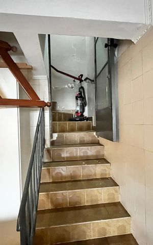 Casa à venda com 225m², 3 quartos e 4 vagas Casa à venda com 225m², 3 quartos e 4 vagasEscada da Garagem P/ Sala