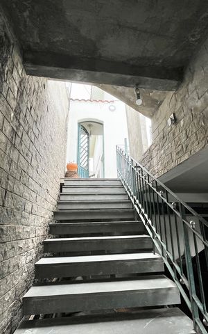 Casa à venda com 225m², 3 quartos e 4 vagas Casa à venda com 225m², 3 quartos e 4 vagasEscada