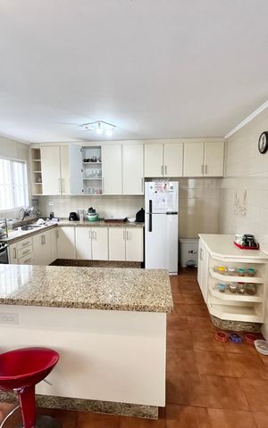 Casa à venda com 225m², 3 quartos e 4 vagas Casa à venda com 225m², 3 quartos e 4 vagasCozinha