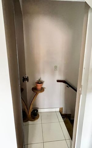 Casa à venda com 225m², 3 quartos e 4 vagas Casa à venda com 225m², 3 quartos e 4 vagasEscada da Garagem P/ Sala