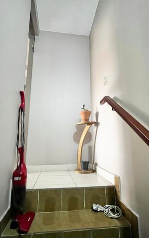 Casa à venda com 225m², 3 quartos e 4 vagas Casa à venda com 225m², 3 quartos e 4 vagasEscada da Garagem P/ Sala