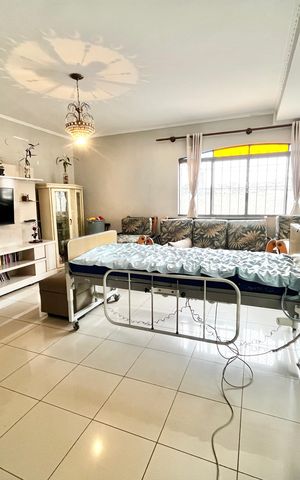 Casa à venda com 225m², 3 quartos e 4 vagas Casa à venda com 225m², 3 quartos e 4 vagasSala