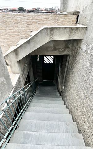 Casa à venda com 225m², 3 quartos e 4 vagas Casa à venda com 225m², 3 quartos e 4 vagasEscada