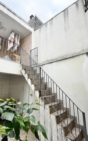 Casa à venda com 225m², 3 quartos e 4 vagas Casa à venda com 225m², 3 quartos e 4 vagasEscada