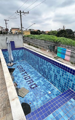 Casa à venda com 225m², 3 quartos e 4 vagas Casa à venda com 225m², 3 quartos e 4 vagasÁrea comum - Piscina