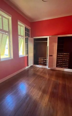 Casa à venda com 195m², 6 quartos e 1 vaga