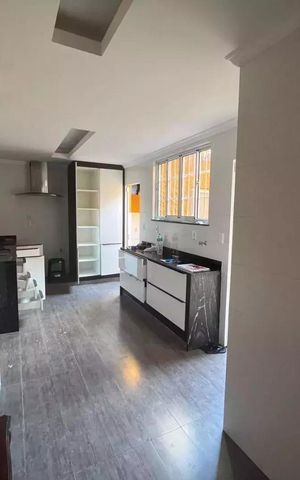 Casa à venda com 195m², 6 quartos e 1 vaga