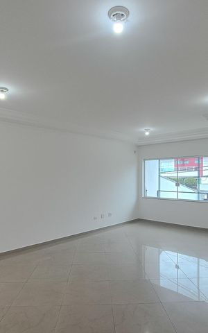 Casa à venda com 212m², 3 quartos e 4 vagas Casa à venda com 212m², 3 quartos e 4 vagasSala