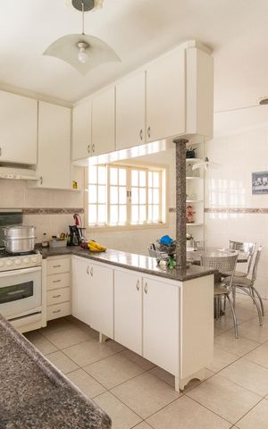 Casa à venda com 217m², 2 quartos e 2 vagas Casa à venda com 217m², 2 quartos e 2 vagasCozinha
