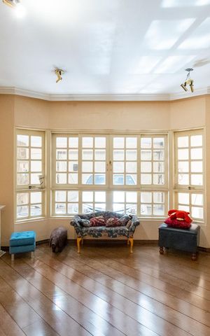 Casa à venda com 217m², 2 quartos e 2 vagas Casa à venda com 217m², 2 quartos e 2 vagasSala