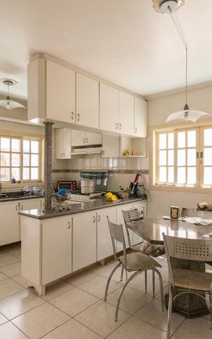 Casa à venda com 217m², 2 quartos e 2 vagas Casa à venda com 217m², 2 quartos e 2 vagasCozinha