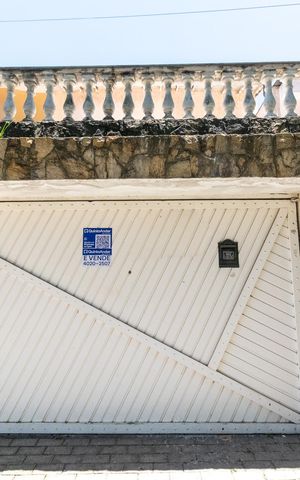 Casa à venda com 217m², 2 quartos e 2 vagas Casa à venda com 217m², 2 quartos e 2 vagasFachada