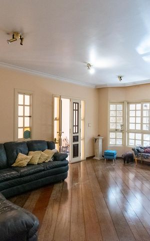 Casa à venda com 217m², 2 quartos e 2 vagas Casa à venda com 217m², 2 quartos e 2 vagasSala