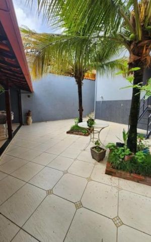 Casa à venda com 225m², 2 quartos e 2 vagas Casa à venda com 225m², 2 quartos e 2 vagasÁrea externa