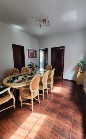 Casa à venda com 225m², 2 quartos e 2 vagas Casa à venda com 225m², 2 quartos e 2 vagasSala